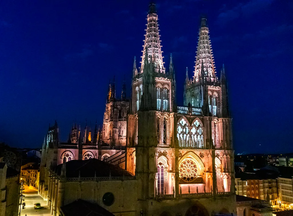 Vista general de la Catedral de Burgos bajo una luz cinematográfica