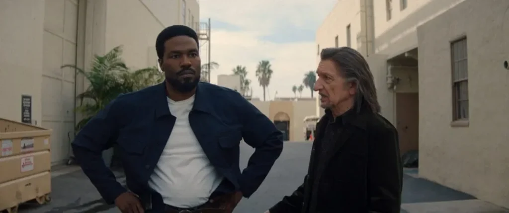 Ben Kingsley como Trevor Slattery charlando con Simon Williams en Wonder Man